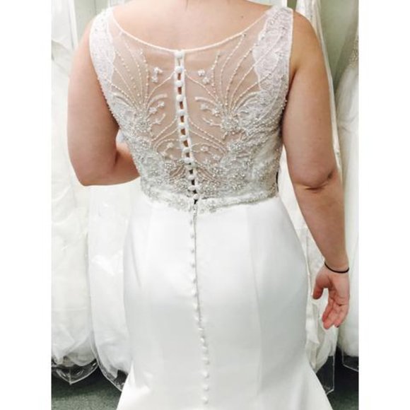 Sample Plunging Wedding Dress, Ivory Sz 4, Reg $2499, Sexy Fit & Flare & Light - Picture 7 of 8